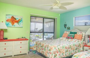 2 bedrooms, iron/ironing board, cots/infant beds, free WiFi - Sandy Cheeks & Barefeet, Gorgeous interior Gulf beach Place, pool, on beach side (Holmes Beach)