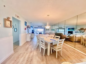 Interior - Sandy Cheeks & Barefeet, Gorgeous Gulf beach Place, Summer
specials (Holmes Beach)
