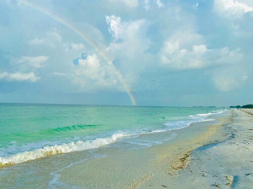 Sandy Cheeks & Barefeet, Gorgeous interior Gulf beach Place, pool, on beach side
