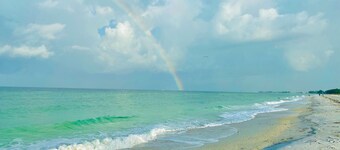 Sandy Cheeks & Barefeet, Gorgeous interior Gulf beach Place, pool, on beach side