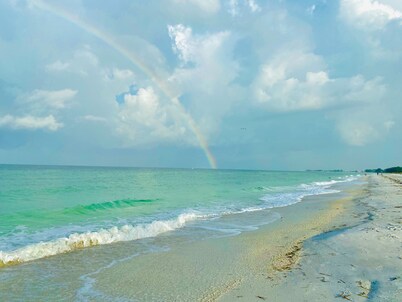 Sandy Cheeks & Barefeet, Gorgeous interior Gulf beach Place, pool, on beach side