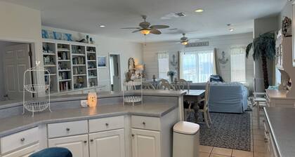 Beach cottage. No pet fee. All breeds welcomed. Kid friendly. Fenced yard.