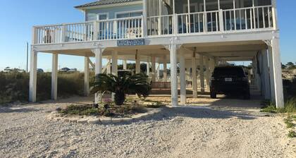 Beach cottage. No pet fee. All breeds welcomed. Kid-friendly. Fenced yard.