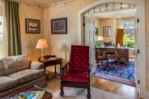 TV, fireplace, DVD player, books