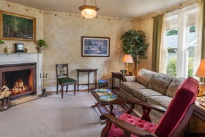 TV, fireplace, DVD player, books