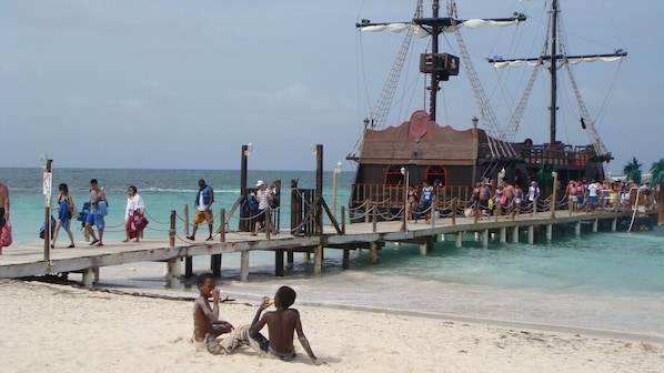 Am Strand, Liegestühle, Strandtücher