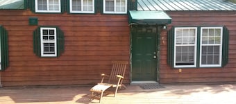 Pequeña cabina con 100 'Cascada privada en 24 Acres