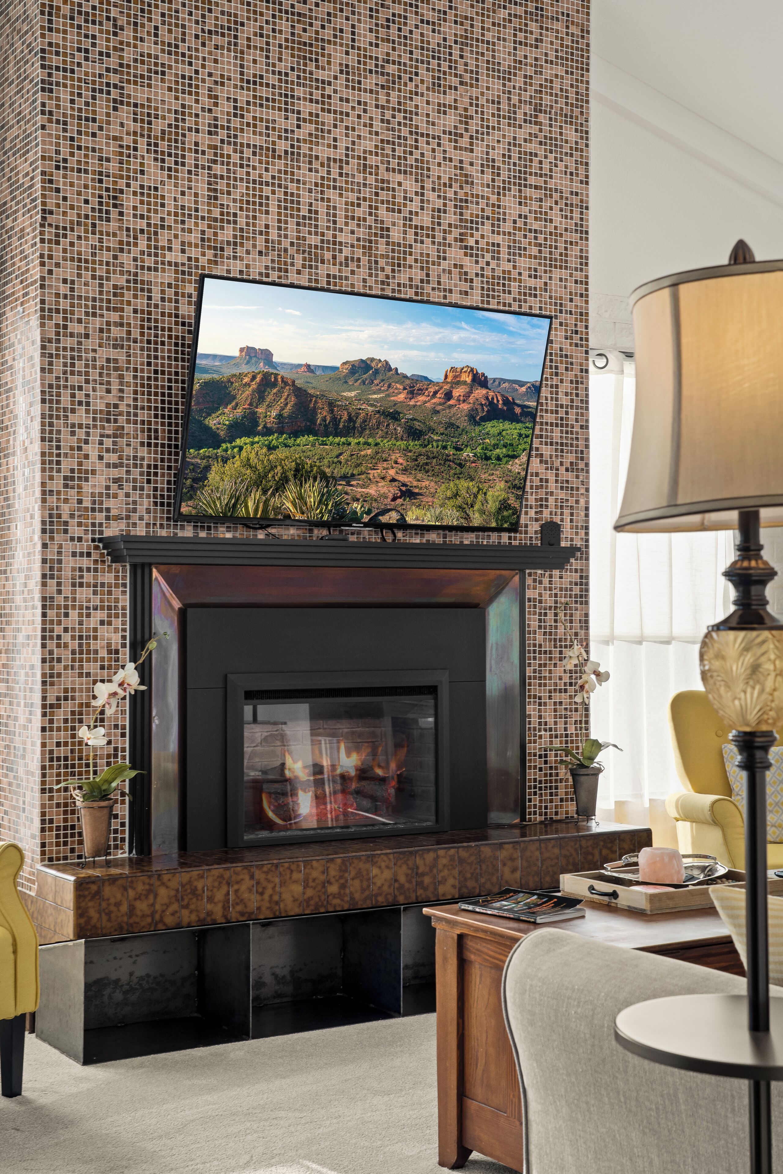 Smart-tv, eldstad, böcker och printers