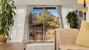 Smart TV, chimenea, libros y impresora