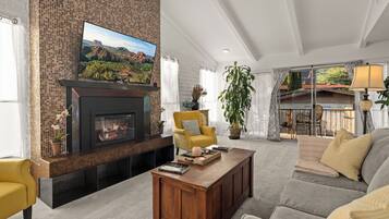 Smart TV, chimenea, libros y impresora