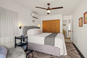 1 habitación, escritorio, tabla de planchar con plancha y cuna de viaje 
