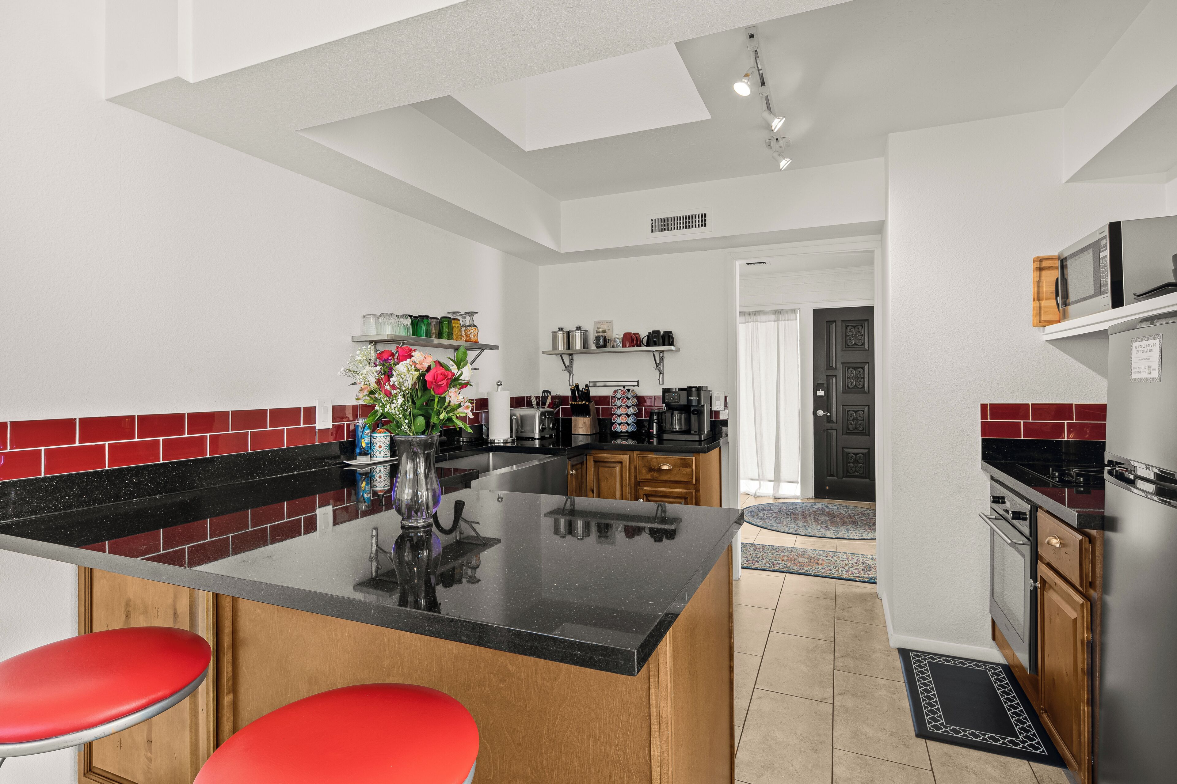 Coffee/tea maker, fridge, microwave, oven