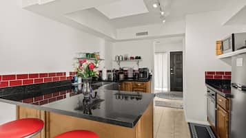 Coffee/tea maker, fridge, microwave, oven