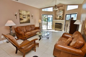 TV - beautiful Home 98 steps from the beach just off Thomas drive (Panama City)