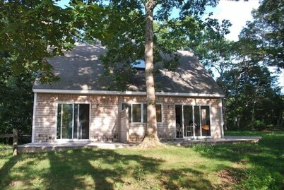 Vineyard Haven, Quiet Setting Just Minutes from Ferry and Bus