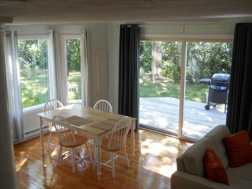 Vineyard Haven, Quiet Setting Just Minutes from Ferry and Bus