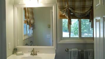 Serviettes fournies, savon, papier toilette