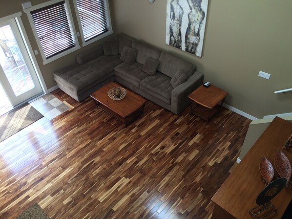 Televisión, reproductor de DVD, futbolito y estéreo