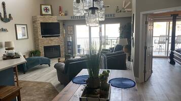 智能電視、壁爐、電子遊戲、DVD 播放機