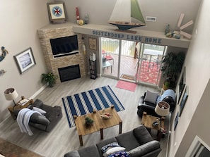 Smart-tv, een open haard, videospelletjes en een dvd-speler