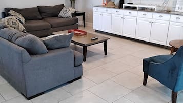 Televisio, pöytätennispöytä, kirjoja, musiikkikirjasto