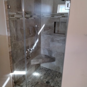 Ensemble douche/baignoire, sĂšche-cheveux, serviettes fournies, savon