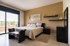 5 makuuhuonetta, tallelokero huoneessa, silitysrauta/-lauta