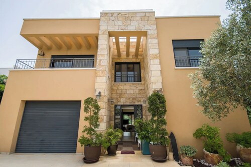 Stunning villa for family vacation. Private pool. Pet friendly.