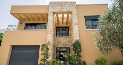 Stunning villa for family vacation. Private pool. Pet friendly.