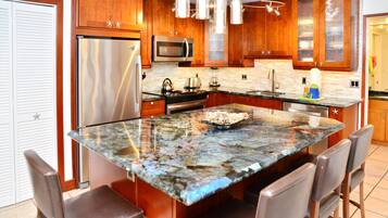 Frigorifero, microonde, forno, piano cottura