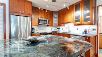 Een koelkast, een magnetron, een oven, een kookplaat