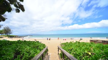 Una spiaggia nelle vicinanze, lettini da mare, teli da spiaggia