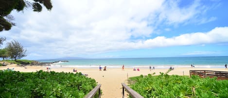 Nær stranden, solsenger og strandhåndklær