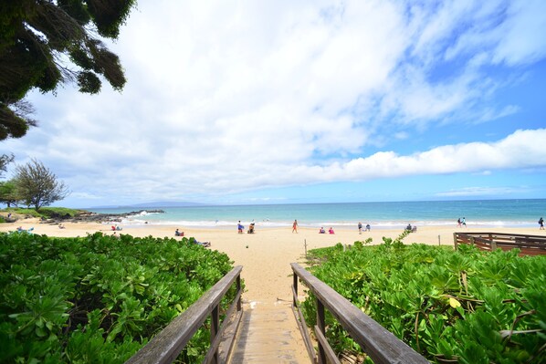 Beach nearby, sun-loungers, beach towels