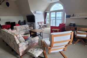 TV, lareira, aparelho de som