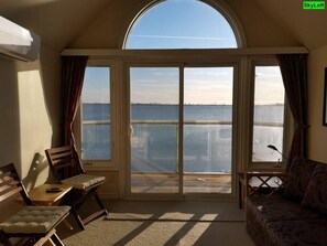 TV, fireplace, stereo