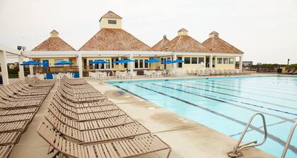 Chance täydellistä rentoutumista, kauniita auringonlaskuja, Ranta, allas, & Golf Access!