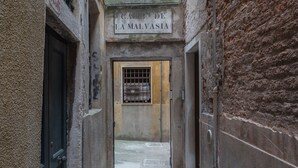 Uma viela estreita com uma placa que diz 'Calle de la Malvasia'.