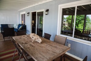 Outdoor dining - The Overlook (Charlotte)