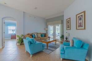 Smart TV, DVD player, books, video library - Near Disney and USTA tennis campus - Pool Villa on the Lake - Stunning Views! (Kissimmee)