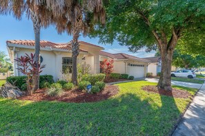 Property grounds - Near Disney and USTA tennis campus - Pool Villa on the Lake - Stunning Views! (Kissimmee)