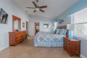 4 bedrooms, iron/ironing board, WiFi, bed sheets - Near Disney and USTA tennis campus - Pool Villa on the Lake - Stunning Views! (Kissimmee)