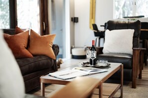 Smart-tv, een open haard, videospelletjes en boeken