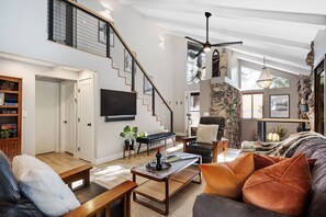 Smart-TV, Kamin, Videospiele, Bücher