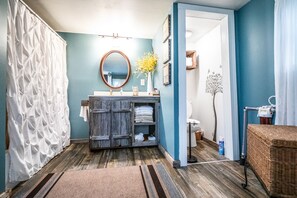 Combined shower/bathtub, hair dryer, towels, soap