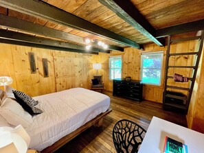 2 bedrooms, desk, travel cot, free WiFi