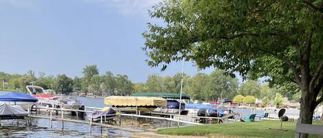 Plage à proximité, chaises longues