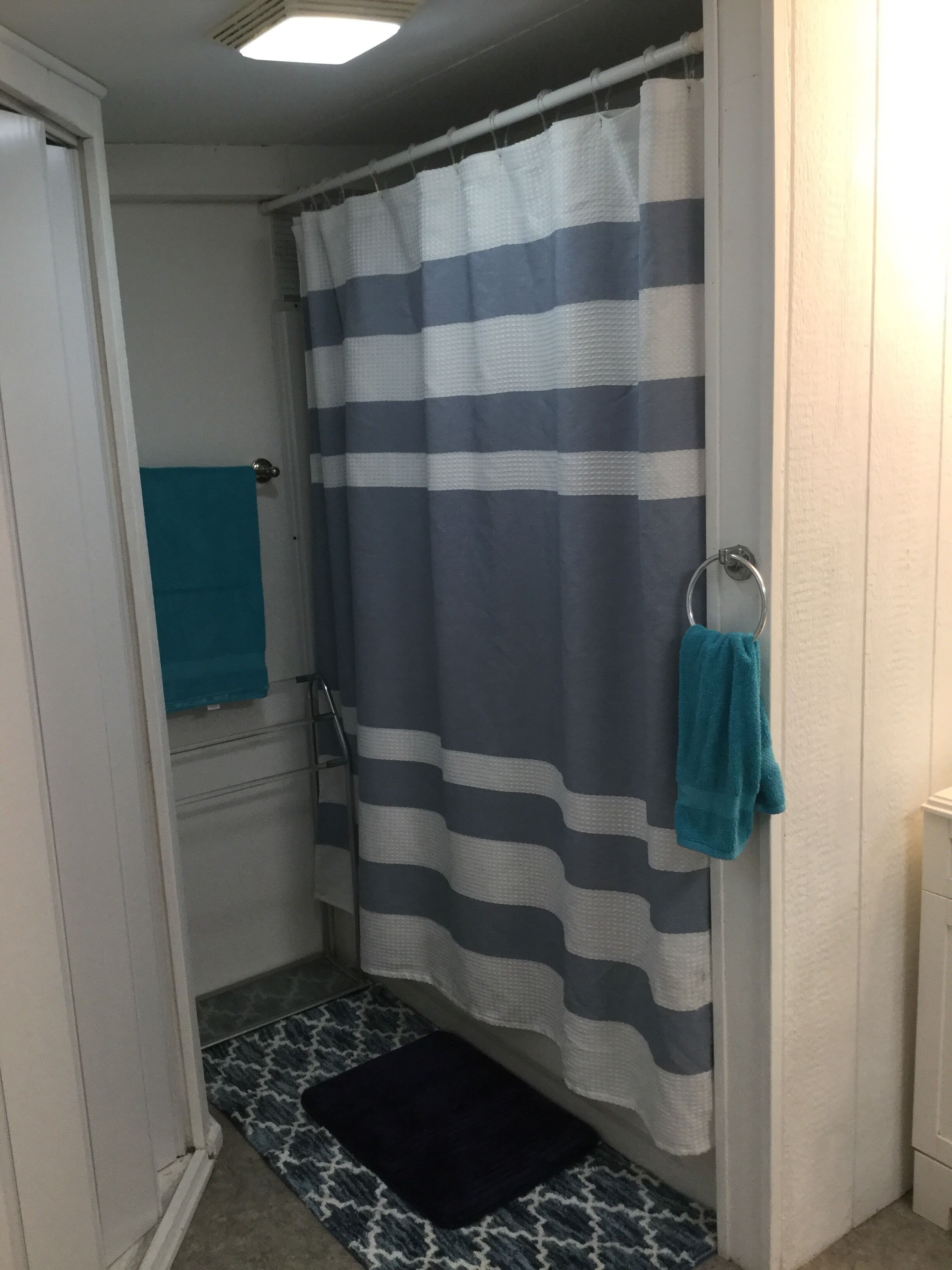 Ensemble douche/baignoire, sèche-cheveux, serviettes fournies, savon