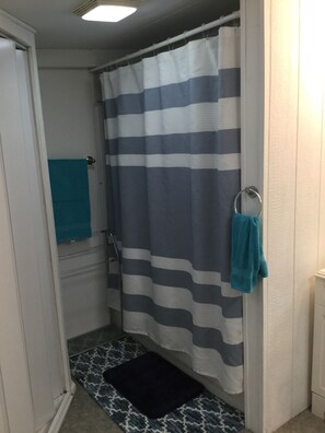 Ensemble douche/baignoire, sèche-cheveux, serviettes fournies, savon