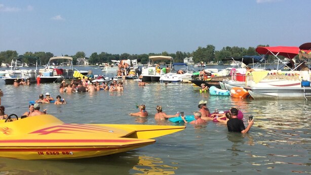 A crowded marina with numerous boats and people in the water. - 3 bedrooms sleeps up to 10 people (Warsaw)